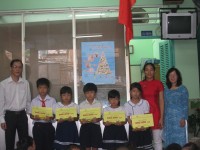 Phát học bồng và tập vở cho học sinh nghèo ở trường Cây Bàng