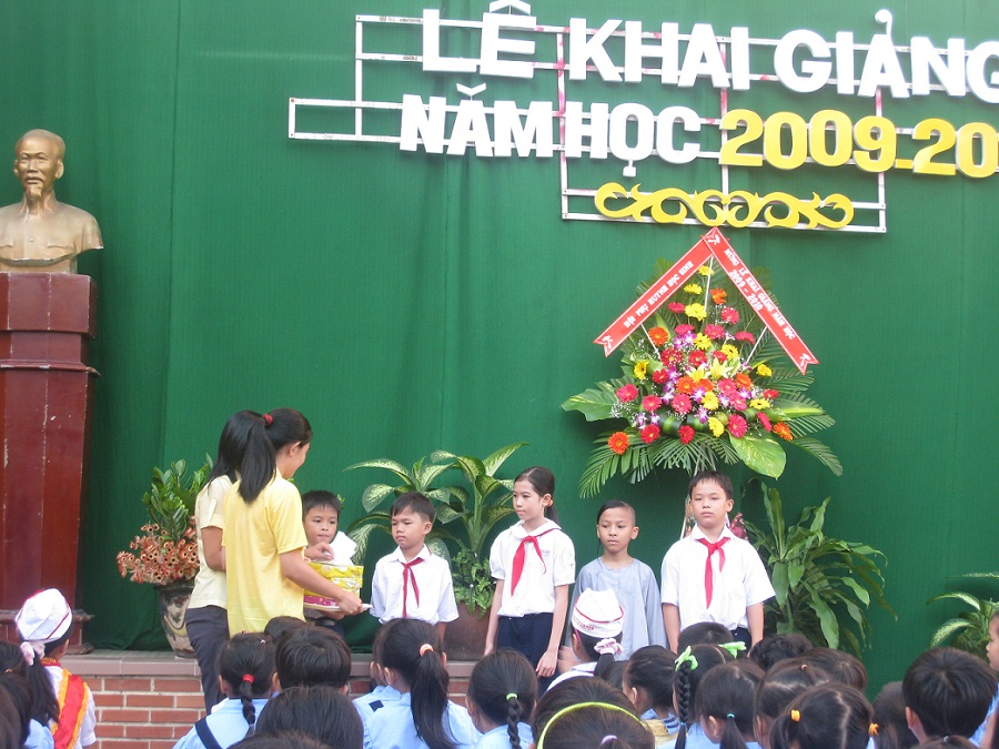 Phát học bồng và tập vở cho học sinh nghèo ở trường Nguyễn Khuyến Quận Tân Bình